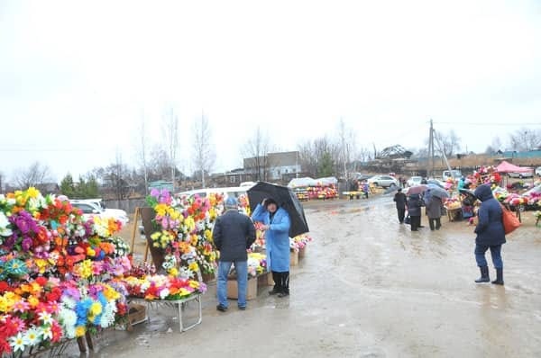 Непрерывный дождь не помешал свободненцам с цветами и молитвой встретить Радоницу. Новости