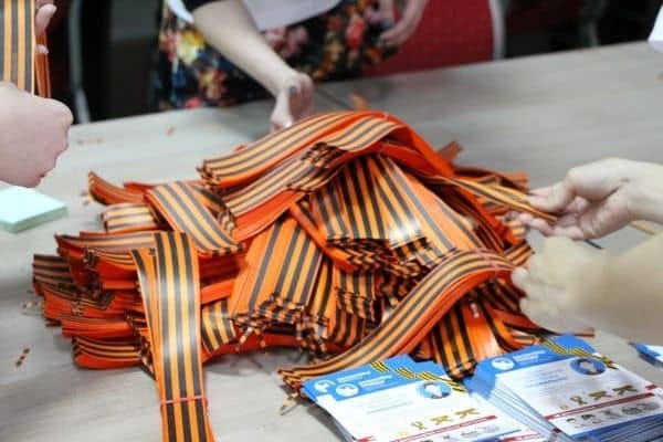 Амурские волонтёры и активисты начали раздавать георгиевские ленточки