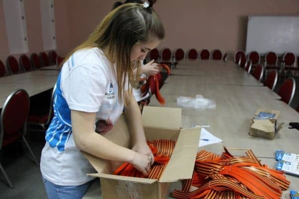 Амурские волонтёры и активисты начали раздавать георгиевские ленточки