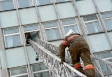 Пожарные Благовещенска спасли пытавшуюся спрыгнуть с пятого этажа девушку