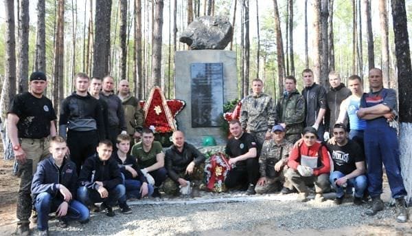 Спортсмены из Свободного восстановили заброшенный памятник партизанам на месте Чудиновского боя. Новости