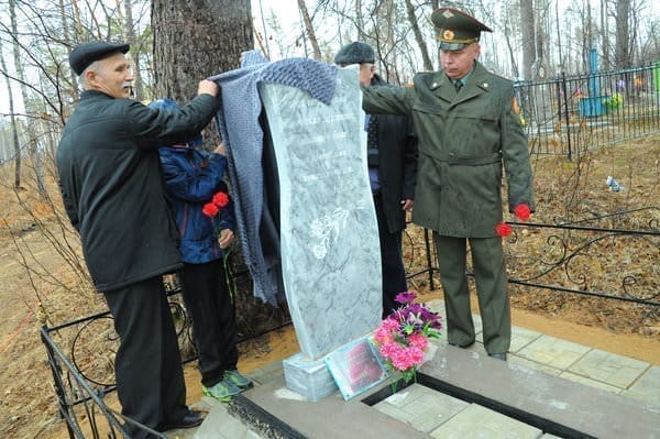 В Свободненском селе под холодным дождём открывали памятник погибшим 98 лет назад партизанам. Новости
