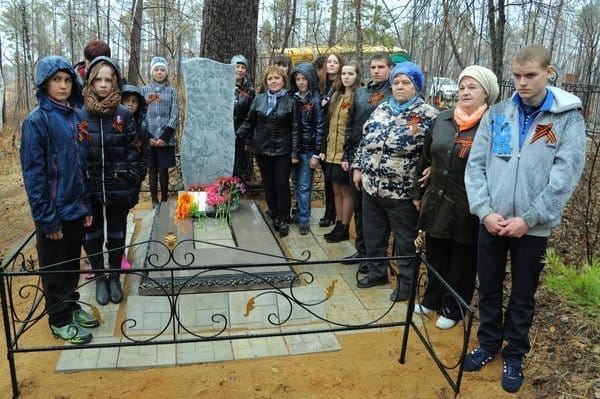 В Свободненском селе под холодным дождём открывали памятник погибшим 98 лет назад партизанам. Новости