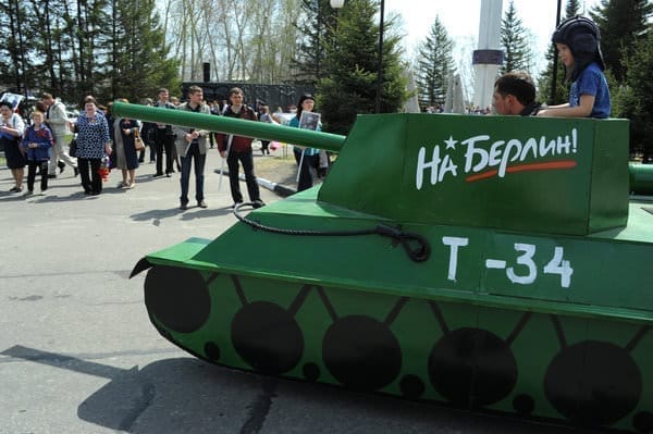 Спортсмены федерации ММА вывели на улицы Свободного танк с надписью «На Берлин!» . Новости