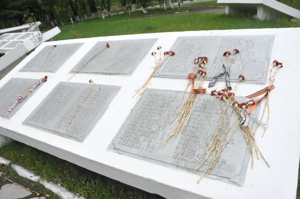 Мемориал Славы в Свободном всё ещё «украшают» сгнившие гвоздики. Новости