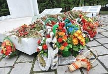 Мемориал Славы в Свободном всё ещё «украшают» сгнившие гвоздики
