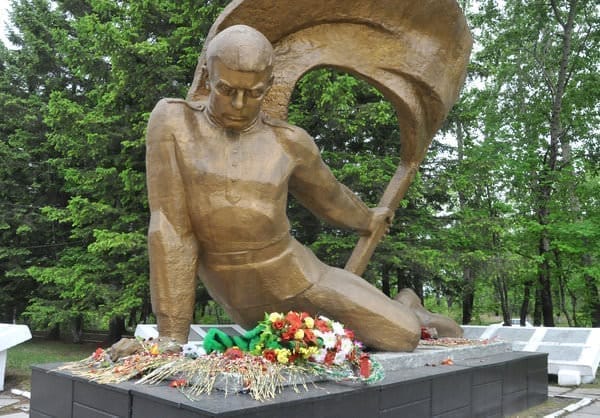 Мемориал Славы в Свободном всё ещё «украшают» сгнившие гвоздики. Новости