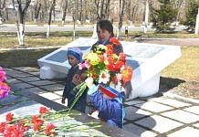 Детсадовцы в Свободном увидели возложенные ими на Мемориале Славы цветы тут же выброшенными в мусор