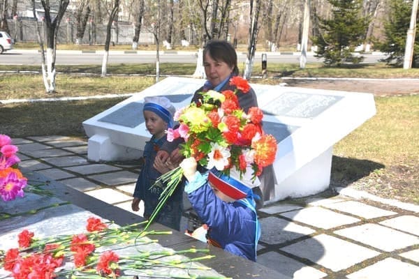 Детсадовцы в Свободном увидели возложенные ими на Мемориале Славы цветы выброшенными в мусор. Новости