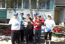 Международный день соседей жители многоэтажки в Свободном отметили совместной уборкой двора