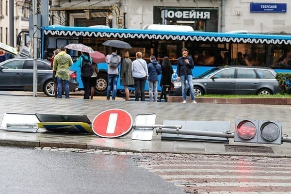 Страшный ураган стал причиной разрушений и гибели людей в Москве. Новости