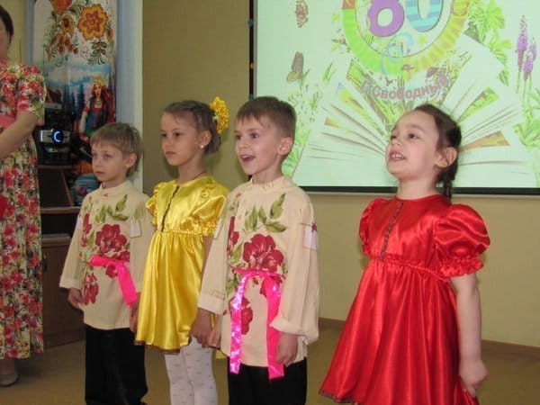 Детской библиотеке Свободного по случаю 80-летия подарили 80 тысяч рублей на покупку книг. Новости