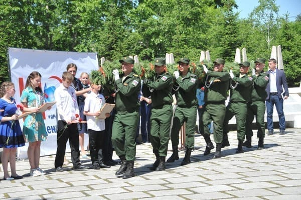 Солдатская присяга и вручение паспортов в Свободном прошли на День России с участием губернатора. Новости