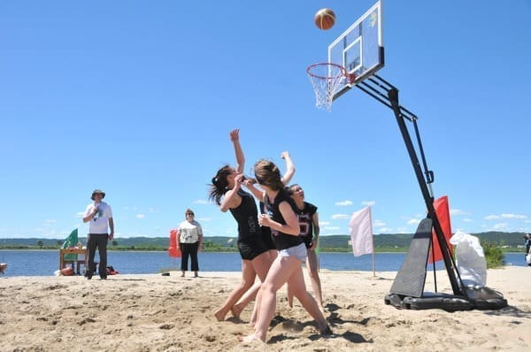 Пляж в Малой Сазанке свободненцы превратили в спортивную арену. Новости