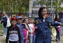 В пришкольном лагере Циолковского пожарные устроили для детей соревнования