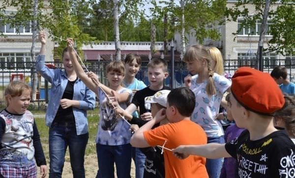 В пришкольном лагере Циолковского пожарные устроили для детей соревнования