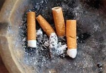 Россиянам хотят запретить курить возле подъездов
