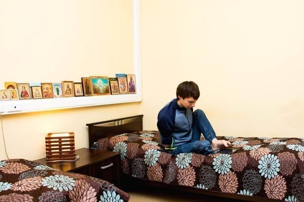 Талант художника-инвалида из Приамурья помогают развивать в Москве. Новости