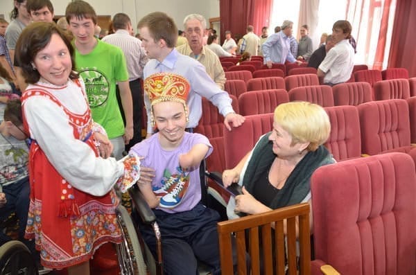 Талант художника-инвалида из Приамурья помогают развивать в Москве. Новости