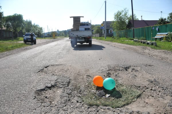 Жители свободненской Дубовки «украсили» воздушными шарами ямы на дороге. Новости