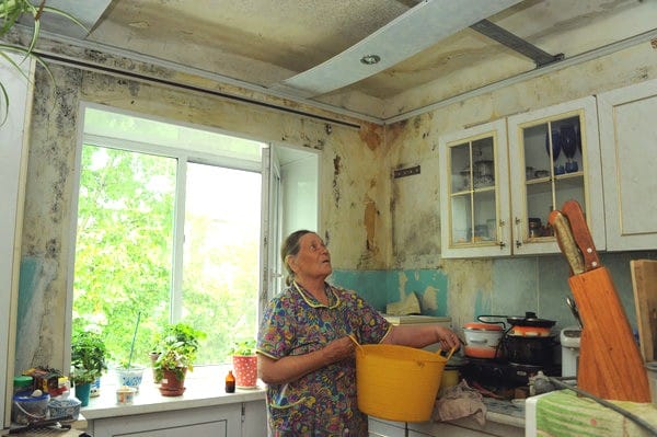 Квартиру вдовы ветерана войны в Свободном заливает водой из-за ремонта крыши. Новости