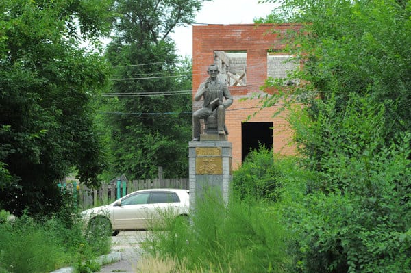 Памятник знаменитому кинорежиссёру в Свободном зарастает бурьяном. Новости