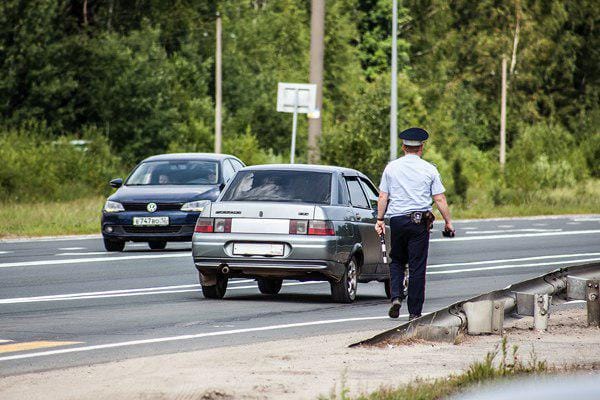 Российским автоинспекторам вновь разрешили останавливать машины вне стационарных постов