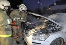 Пять пожарных на двух машинах приехали тушить загоревшийся двигатель иномарки