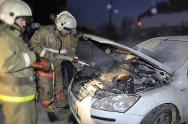Пять пожарных на двух машинах приехали тушить загоревшийся двигатель иномарки. Новости