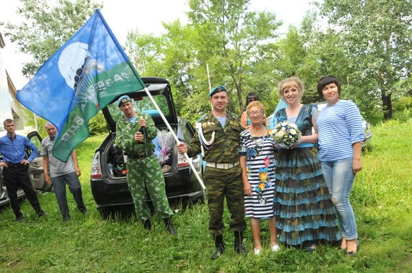 Свободненские молодожёны устроили необычную свадьбу в стиле ВДВ. Новости