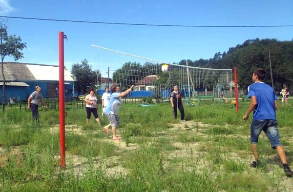 Жители свободненского села начали спортивный день с утренней гимнастики времён СССР. Новости