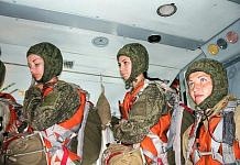 Воздушно-десантную подготовку проходят все девушки-военнослужащие на Дальнем Востоке