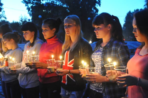 200 свечей зажгли свободненцы в память о жертвах терактов. Новости