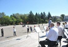 Духовой оркестр в Свободном играл на пустой площади…