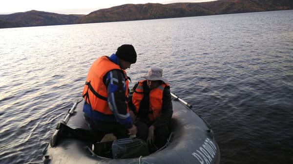 Лодку с дрейфовавшими в Зейском море рыбаками отбуксировали спасатели. Новости