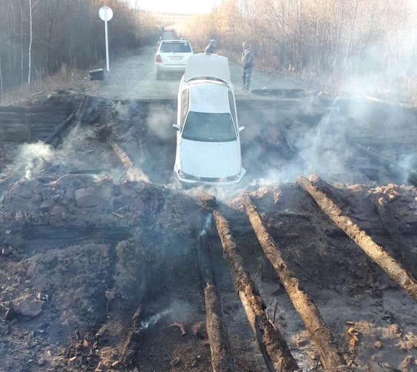 В Сковородинском районе водитель пытался проехать по горящему мосту. Новости
