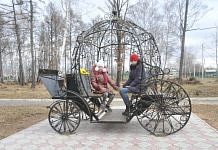 В городском парке Свободного установили карету весом 400 кг и ролледром