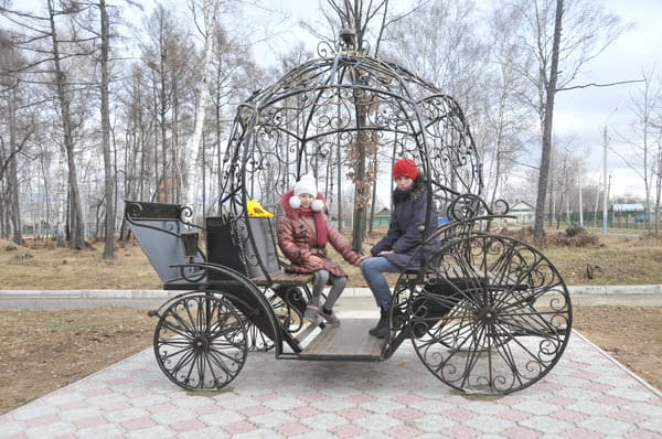 В городском парке Свободного установили карету весом 400 кг и ролледром. Новости