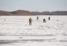 Свободненских рыбаков не пугает опасность ледостава на реке Зея
