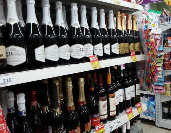 Цены на шампанское в России вырастут к новогодним праздникам