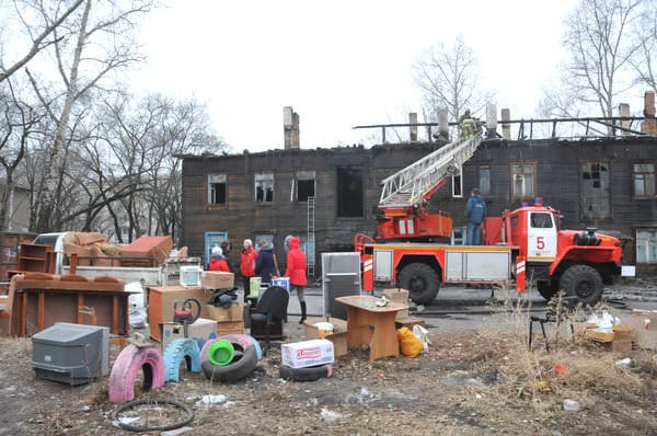 Очередной пожар в старом бараке вновь оставил без жилья семьи свободненцев. Новости