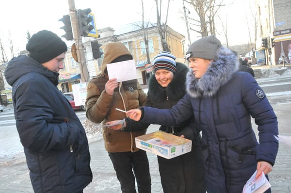25 прохожих на улицах Свободного обменяли сигареты на конфеты в День отказа от курения. Новости