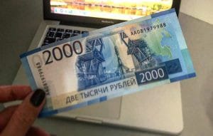Россиян призвали не хранить новые банкноты в 200 и 2000 рублей как сувениры