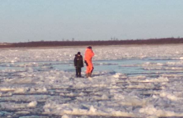 Амурские спасатели с риском для жизни сняли с отколовшейся льдины двух подростков