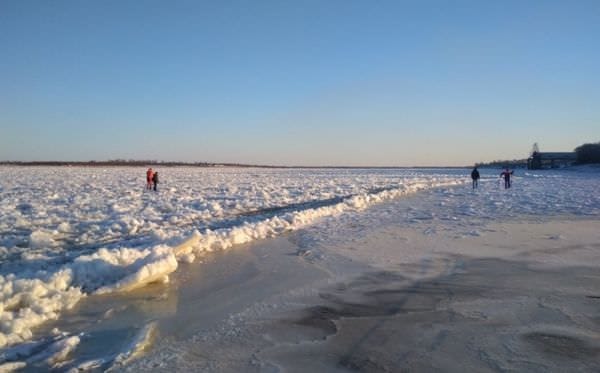 Амурские спасатели с риском для жизни сняли с отколовшейся льдины подростков
