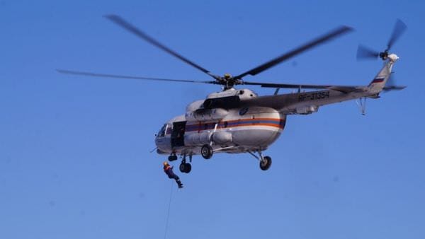 ААмурские спасатели десантировались из вертолёта без парашютов и с собаками