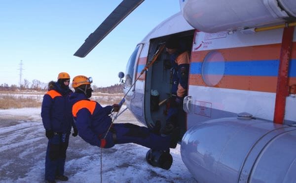 Амурские спасатели десантировались из вертолёта без парашютов и с собаками