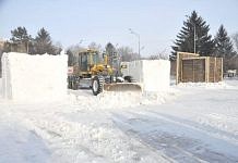 Снежный городок на площади Свободного строят в авральном режиме