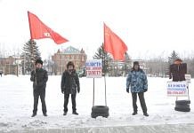Коммунисты пришли с флагами и чучелом к парадному подъезду администрации Свободного