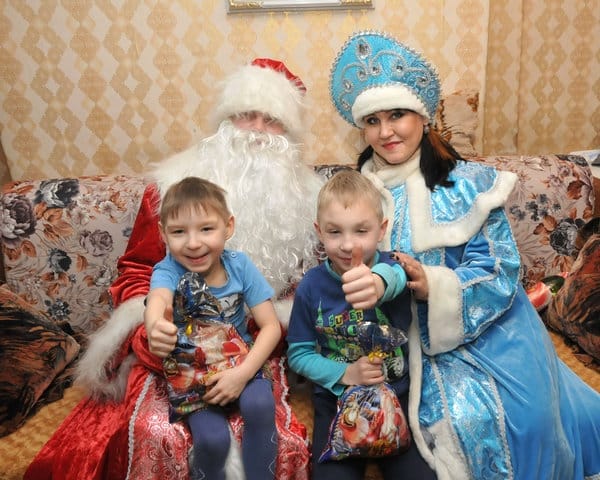 Наши Дед Мороз и Снегурочка поздравили свободненских детей и узнали о мечтах их мам. Новости